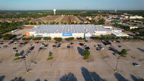 Dies-Ist-Ein-Redaktionelles-Luftbildvideo-Des-Walmart-In-Hickory-Creek,-Texas