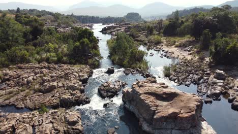 Fliegen-über-Einem-Malerischen-Fluss,-Der-Durch-Felsen-In-Den-Drakensbergen-In-Südafrika-Fließt