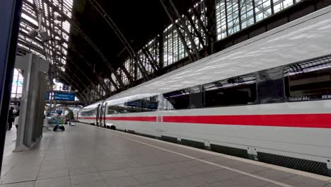 18-De-Abril-De-2023:-Tren-Alemán-De-Alta-Velocidad-De-Hielo-Esperando-En-La-Plataforma-Koln-Hauptbahnhof-Antes-De-La-Hora-De-Salida