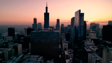 Vista-Aérea-Del-Atardecer-Del-Horizonte-De-Chicago-Con-La-Torre-Willis,-Chicago,-Illinois