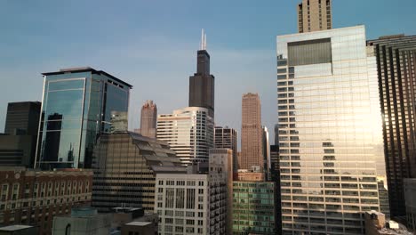 Luftschwenk-Bis-Zum-Willis-Tower,-Innenstadt-Von-Chicago,-Sonnenuntergang---Drohne-4k