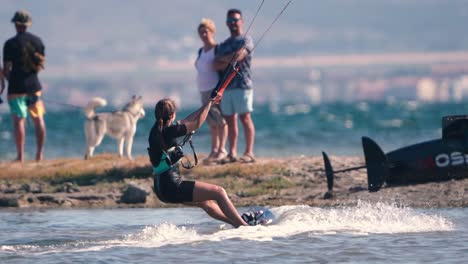 Sportler-übt-An-Einem-Windigen-Tag-An-Der-Spanischen-Küste-Kitesurfsport-Am-Strand-Aus