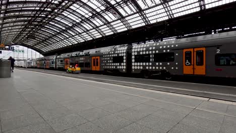 Rrx-Rhein-Ruhr-Express-Kommt-Am-Bahnsteig-Des-Kölner-Hauptbahnhofs-An