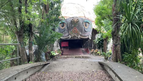 Schöne-Und-Ruhige-Aussicht-Auf-Den-Eingang-Des-Schildkrötentempels-Im-Wat-Samphran-Tempel-In-Der-Provinz-Nakhon-Pathom,-Westlich-Von-Bangkok,-Thailand