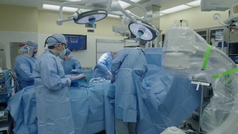 Los-Cirujanos-Realizan-Una-Cirugía-Al-Paciente-Con-El-Equipo-Quirúrgico.