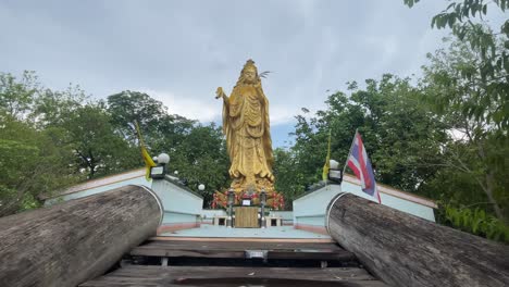 Estatua-De-La-Diosa-De-La-Misericordia-Para-Orar-Y-Adorar-En-El-Templo-Wat-Samphran-En-La-Provincia-De-Nakhon-Pathom,-Al-Oeste-De-Bangkok,-Tailandia