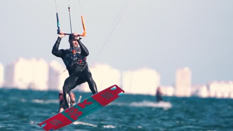 Sportler-übt-An-Einem-Windigen-Tag-An-Der-Spanischen-Küste-Kitesurfsport-Am-Strand-Aus