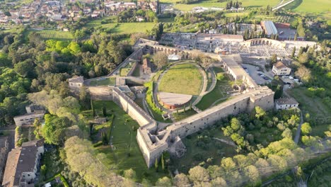 Castillo-De-Arezzo-Con-Drones:-Impresionantes-Imágenes-Aéreas-De-Un-Majestuoso-Castillo-Toscano,-Rico-En-Historia-Y-Ubicado-En-Paisajes-Idílicos
