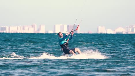 Los-Alcazares,-España,-3-De-Mayo-De-2023:-Deportista-Practicando-Kite-Surf-En-La-Playa-En-Un-Día-Ventoso-En-Las-Costas-Españolas