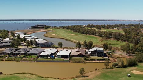 Yarrawonga,-Victoria,-Australia---3-De-Marzo-De-2023:-Antena-Del-Campo-De-Golf-Billabong-Y-Casas-Con-Hotel-Al-Fondo