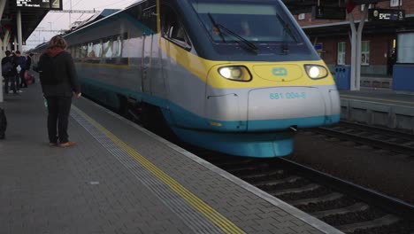 Toma-Fija-Del-Tren-Que-Llega-A-La-Estación-De-Tren-De-Česká-Třebová,-República-Checa.