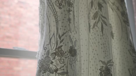 Nahaufnahmen-Von-Detailaufnahmen-Des-Hochzeitskleides-An-Einem-Fenster-Während-Des-Hochzeitstages
