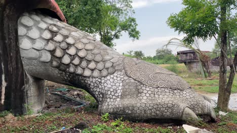 Vista-Panorámica-De-La-Estatua-De-Un-Enorme-Pie-Palmeado-De-Tortuga-En-El-Templo-Wat-Samphran-En-La-Provincia-De-Nakhon-Pathom,-Al-Oeste-De-Bangkok,-Tailandia