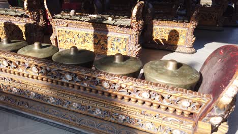 Percusión-Gamelan-Instrumentos-Musicales-Mostrados,-Conjunto,-Asia-Bali-Indonesia-Orquesta-De-Música-Tradicional-En-La-Ceremonia-Del-Templo