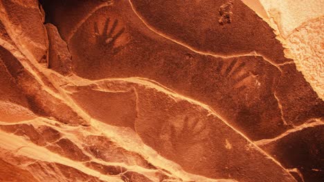 Petroglifos-Impresos-A-Mano-Al-Revés-En-La-Ruina-Del-Pueblo-En-El-Monumento-Nacional-De-Las-Orejas-De-Los-Osos,-Utah