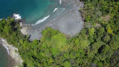 Breathtaking-view-of-the-lush-tropical-forest,-crystal-clear-water,-and-pristine-white-sand-beach-of-Manuel-Antonio,-Costa-Rica