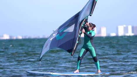 Los-Alcazares,-Spanien,-3.-Mai-2023:-Sportler-übt-An-Einem-Windigen-Tag-An-Der-Spanischen-Küste-Kitesurfsport-Am-Strand-Aus