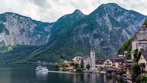 Timelapse-of-boats-sailing-on-lake-with-View-of-the-Alps-in-the-background,-Hallstatt,-Austria