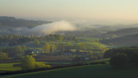 Nebel-Tanzt-über-Einem-Grünen-Tal-Mit-Fruchtbaren-Feldern
