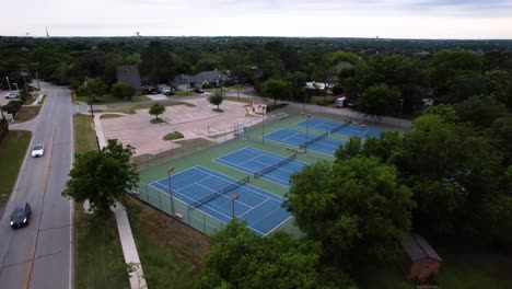 Redaktionelle-Luftaufnahmen-Der-Tennisplätze-Im-Highland-Village-In-Texas