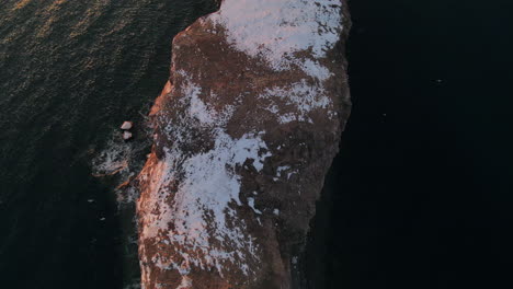 Drine-top-down-view-at-60fps-of-famous-Perce-rock-in-Percé,-Québec,-Canada