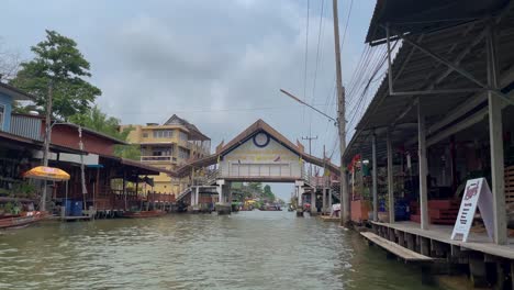 Relax-scene-of-the-boat-rides-at-the-famous-Damnoen-Saduak-Floating-Market-canals,-Ratchaburi-province,-South-West-of-Bangkok,-Thailand