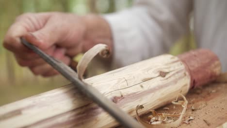 Un-Fabricante-De-Muebles-Que-Utiliza-Herramientas-Y-Técnicas-Tradicionales-Para-Crear-Piezas-De-Cedro-únicas-Y-Hechas-A-Mano-Que-Evocan-Un-Sentido-De-Historia-Y-Artesanía.