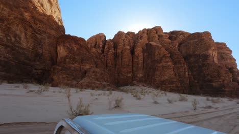 Blick-Aus-Der-Ersten-Person-Aus-Einem-Jeep-In-Der-Wüste-Wadi-Rum