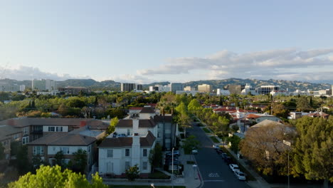 Luftaufnahme-Von-Verkehr-Und-Luxusimmobilien-In-Beverly-Hills,-Sonnenuntergang-In-Los-Angeles,-USA