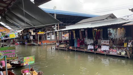 Sicht-Des-Schwimmenden-Marktes-Damnoen-Saduak,-Einem-Beliebten-Touristenziel-Zum-Erleben-Der-Thailändischen-Kultur-Und-Küche-In-Der-Provinz-Ratchaburi,-Südwestlich-Von-Bangkok,-Thailand