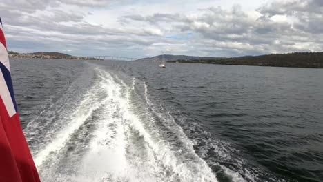 Hobart,-Tasmania,-Australia---13-De-Marzo-De-2019:-Vista-Desde-El-Barco-Que-Baja-Por-El-Río-Derwent-En-Hobart-Con-El-Puente-Tasman-Al-Fondo