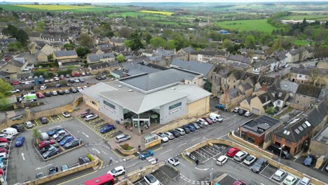 Coop-Supermarkt-Chipping-Norton-Oxfordshire-Vereinigtes-Königreich-Drohnen-Luftaufnahme-Autos,-Die-Versuchen,-Parkplätze-Zu-Finden