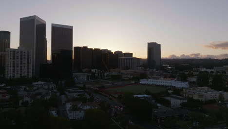 Aufsteigende-Luftaufnahme-Der-Skyline-Von-Beverly-Hills,-Sonnenuntergang-In-Los-Angeles,-USA