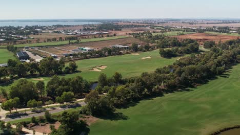 Yarrawonga,-Victoria,-Australia---3-De-Marzo-De-2023:-Campo-De-Golf-Black-Bull-Con-Un-Nuevo-Escenario-Residencial-Al-Fondo-En-Silverwoods-Estate-Yarrawonga