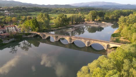 Aqueduct-Bridge-Tuscany-Aerial-View:-Enchanting-Footage-of-a-Magnificent-Tuscan-Aqueduct-Bridge,-Spanning-Scenic-Landscapes-and-Rich-History
