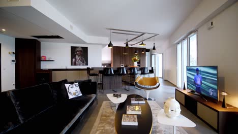 Gehen-Sie-Durch-Ein-Luxuriöses,-Modernes-Wohnzimmer-In-Richtung-Einer-Modernen-Küche