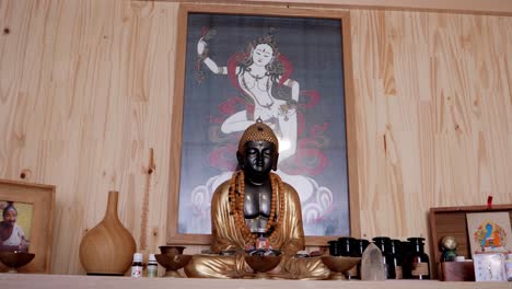 Buddhistisches-Hotel-Mit-Schwarz-goldener-Statue-Auf-Holzmöbeln-Und-Spirituellen-Elementen
