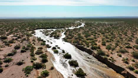 Tiefflug-über-Cache-Creek-In-Der-Mojave-Wüste-–-FPV-Drohne