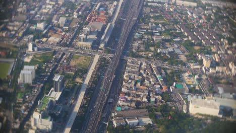 Blick-Aus-Einem-Flugzeug-Auf-Die-Straßen-Von-Bangkok-–-Luftaufnahme-–-Thailand