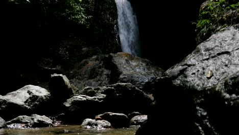 Wasserfall-In-Einem-Thailändischen-Dschungel