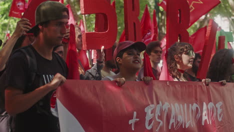 Desfile-Del-25-De-Abril-En-La-Avenida-Da-Liberdade,-Lisboa,-Primer-Plano-De-La-Juventud-Comunista-Portuguesa