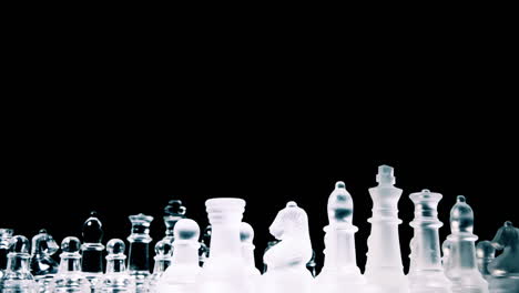 Ein-Wunderschönes-Schachbrett-Mit-Zwei-Verschiedenen-Kompletten-Schachfigurensätzen-Aus-Glas,-Die-Sich-In-Eine-Ausgangsposition-Drehen,-Mit-Dem-Motivationstext:-Machen-Sie-Sich-Bereit