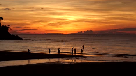Gruppe-Von-Menschen-Am-Strand-Bei-Wunderschönem-Sonnenuntergang