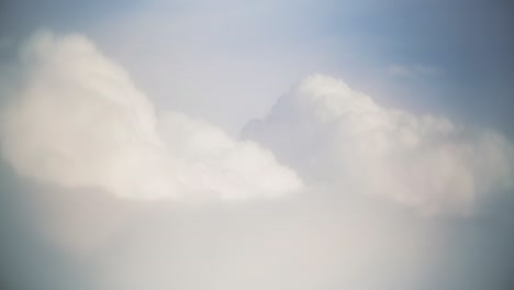 Flug-über-Wolken,-Blick-Aus-Einem-Flugzeugfenster---Wunderschöner-Blauer-Himmel