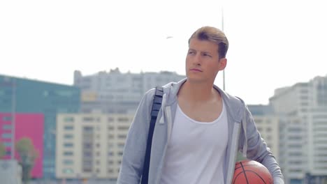 Porträt-Eines-Jungen-Attraktiven-Mannes-Mit-Basketball-Und-Sporttasche