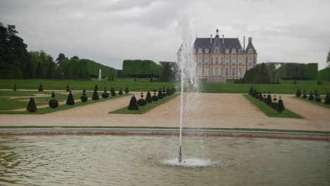 The-park-of-the-Castle-Fontainebleau