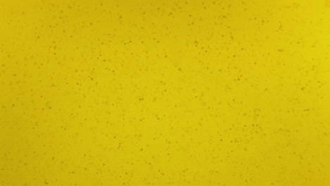 Eine-Angenehme-Textur-Aus-Gelbem-Olivenöl-Mit-Winzigen-Aufsteigenden-Luftbläschen