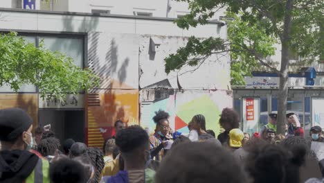 Una-Joven-Negra-Sostiene-Un-Discurso-Con-Un-Megáfono-Sobre-Una-Protesta-De-Black-Lives-Matter