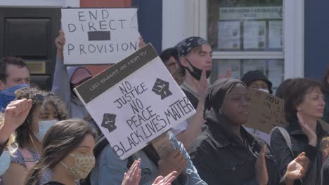 Menschen-Mit-Protestschildern-Applaudieren-Dem-Protest-Gegen-Black-Lives-Matter