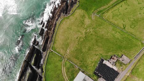 Luftaufnahme-Einer-Irischen-Küste,-Grüne-Wiesen